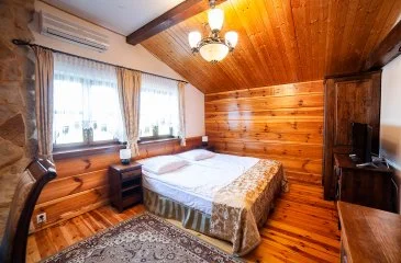 სტანდარტული ნომრის ხის ინტერიერი