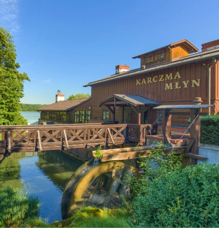 რესტორანი Karczma Młyn მოქმედი წყლის ბორბლით